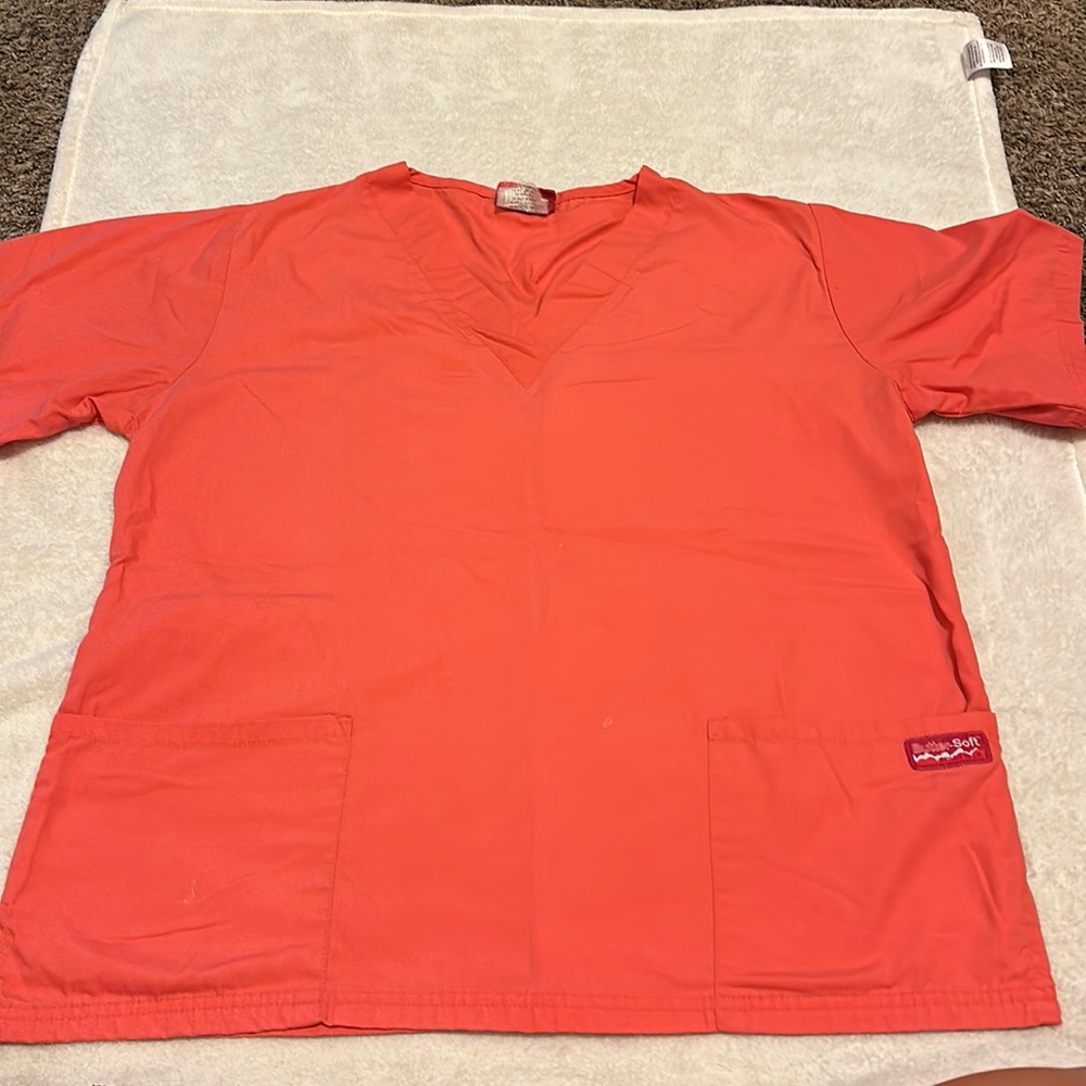 BUTTER SOFT BY UA SCRUB TOP MEDIUM. CORAL/PICAN COLOR